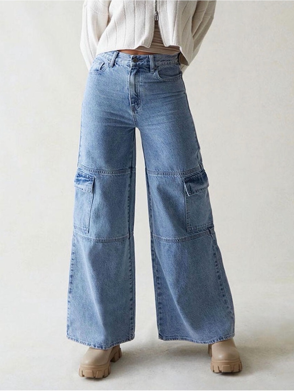Super High Rise Baggy Wide Leg Cargo Jeans by American Eagle size 6